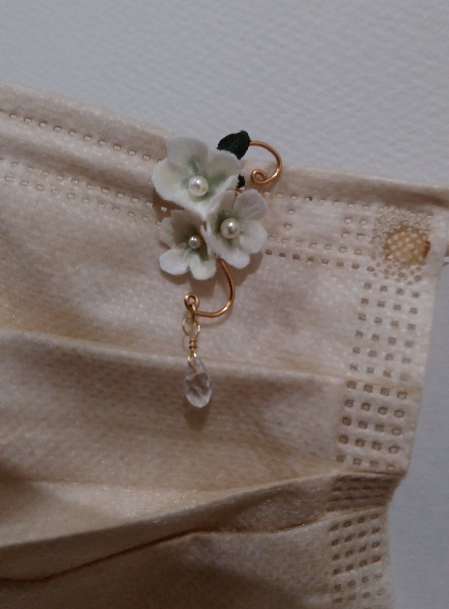 マスクチャーム 小さな薔薇白２個セット⭐️⭐️ハンドメイド マスクチャーム 小さな薔薇白2個セットハンドメイド