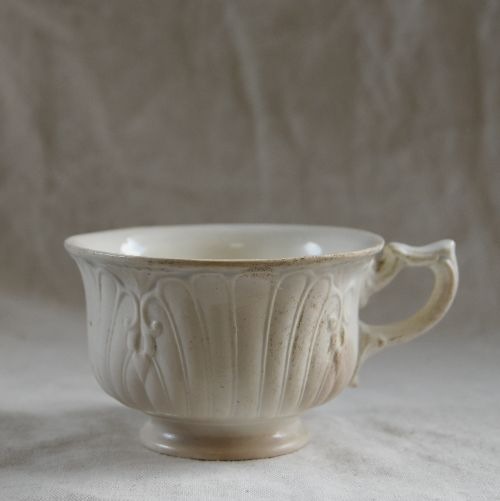 19世紀クレイユモントロー美しいレリーフのカップフランスアンティーク