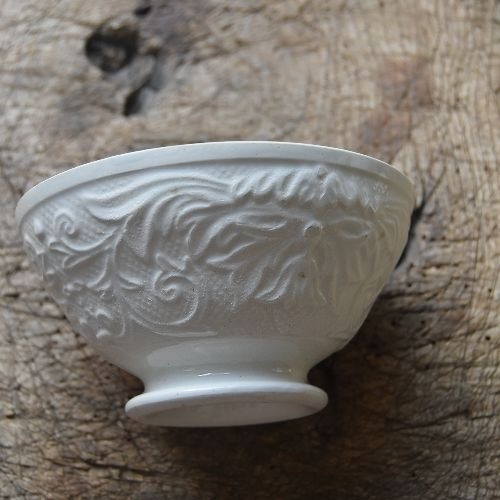 彫刻のような・・・19世紀 花レリーフの繊細な美しいカフェオレ