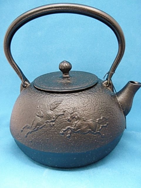 鉄瓶　南部鉄器　富士型　駿馬　富士山　三青堂？ 富士形 馬 1.4リットル／Uma Fujigata Tetsubin｜虎山工房 盛岡