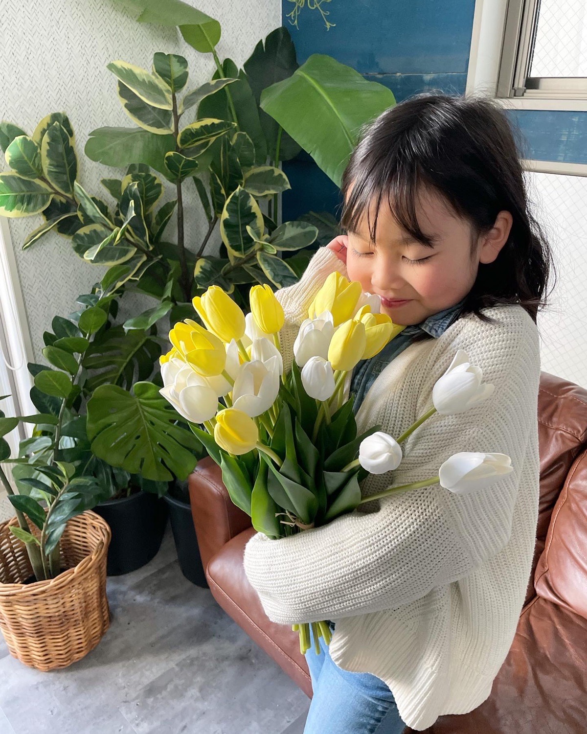 キャンバス油絵　黄色い椅子の上に置いた鉢植えの黄色いチューリップ他計2枚セット キャンバス油絵 黄色い椅子の上に置いた鉢植えの黄色い