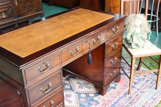 イギリスアンティーク家具 アンティークデスク ニーホールデスク