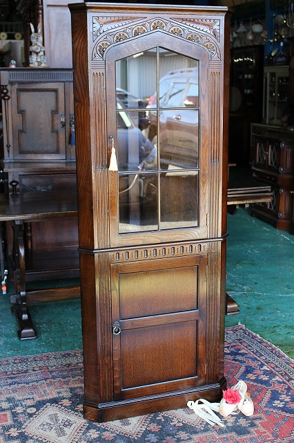 イギリスアンティーク家具 コーナーキャビネット コーナーショー