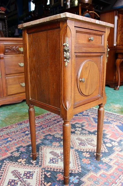 イギリスアンティーク家具 ベットサイドキャビネット キャビネット