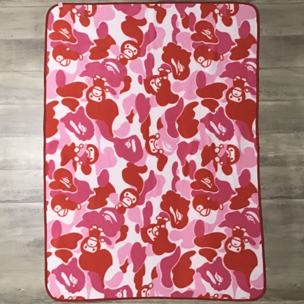 A BATHING APE＊大判ブランケット/ラグマット/タペストリー BAPE® HOME RUG MAT | bape.com