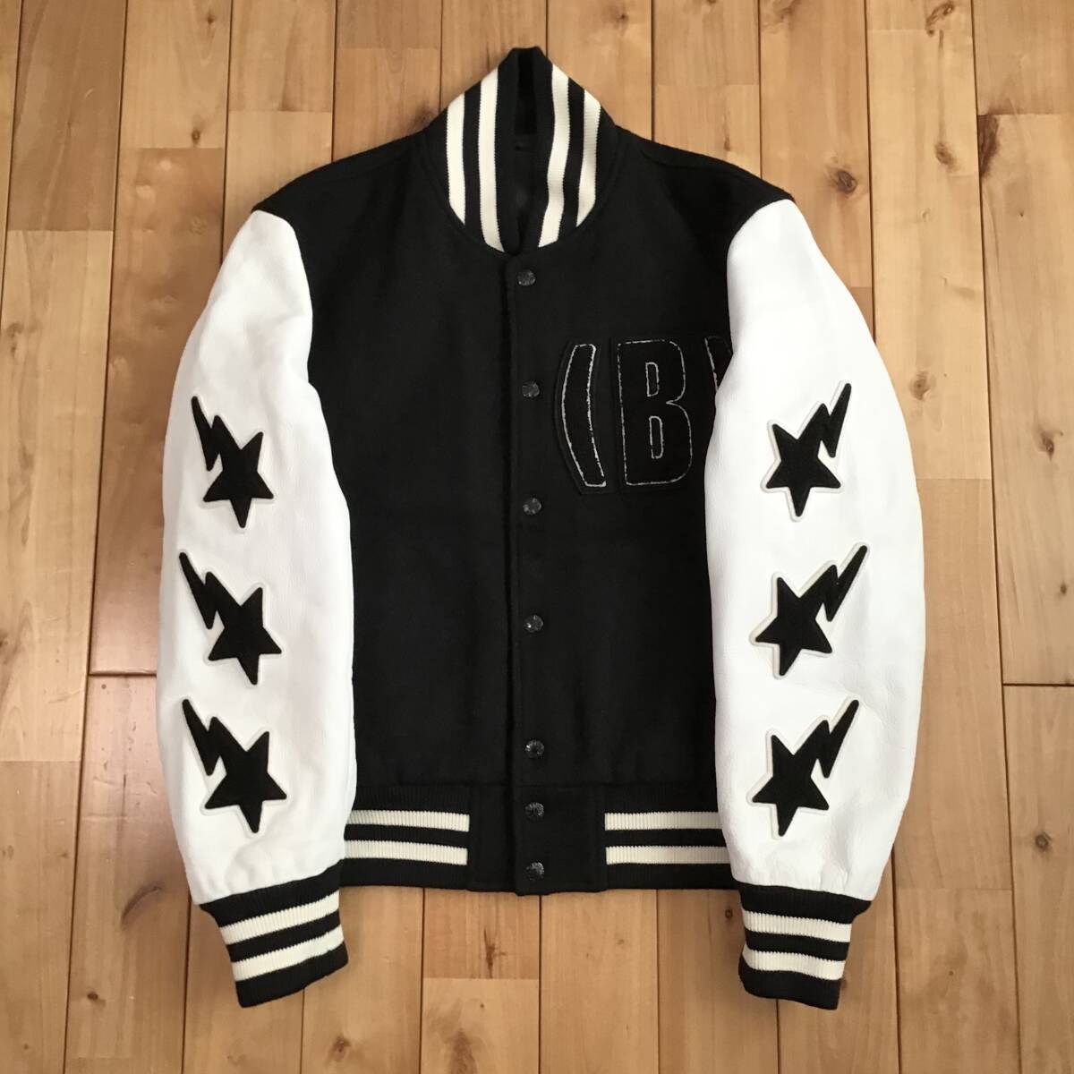A BATHING APE スタジャン袖レザー ☆美品☆ 袖レザー BAPE LOGO スタジャン Mサイズ a bathing ape