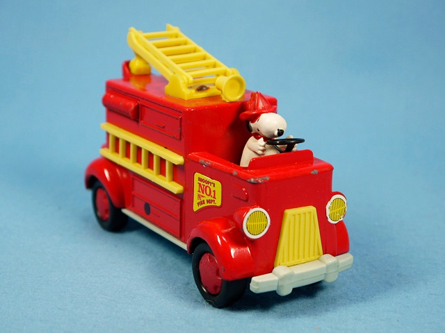 スヌーピー 消防車 AVIVA ミニカー ビンテージ Aviva '77 スヌーピー Diecast Metal Toy 消防車