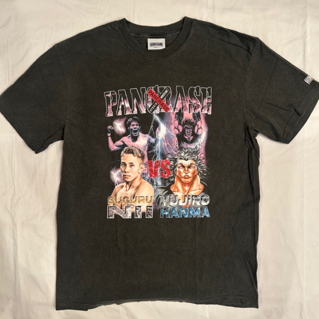新居すぐるvs範馬勇次郎】HOMEGAME×刃牙×PANCRASE S/S TEE / BLACK