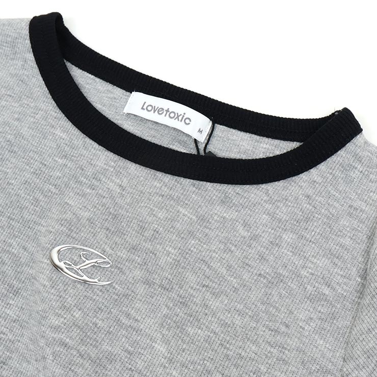 Lovetoxic 長袖Tシャツ サイドドロスト クロップド丈 エンブレム