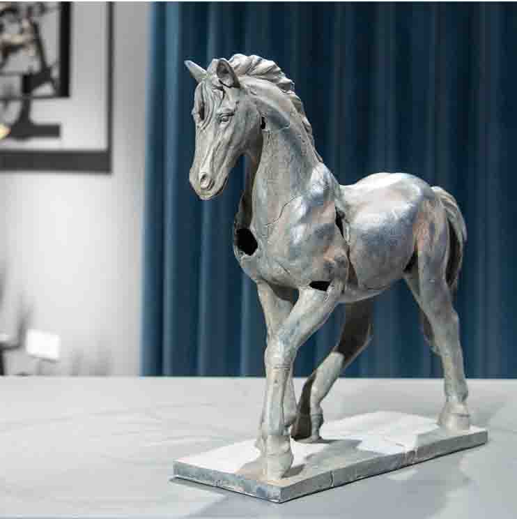 馬の彫刻 （価値ある 白い馬の陶器彫刻 約30cm - 彫刻・オブジェ）
