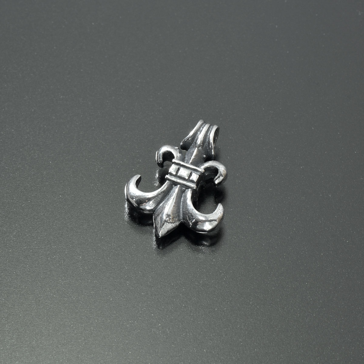 1個売り】 チャームパーツ シルバー925 ユリの紋章チャーム 縦