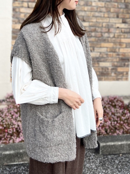 maison de SOIL/メゾンドソイル BOUCLE V-NECK VEST WITH PIN 