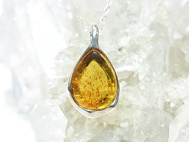 PA00070K アンバー（琥珀） ペンダントトップ リトアニア産