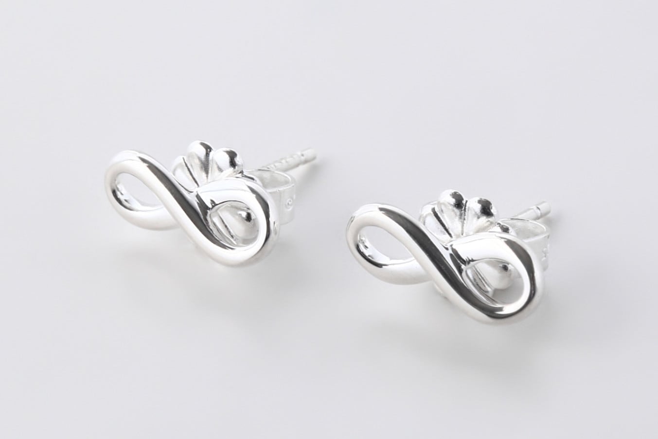 Tiffany & Co◆シンプル*ティファニーインフィニティ*イヤリング ティファニーのTIFFANY&Co[ティファニー] ”ティファニー