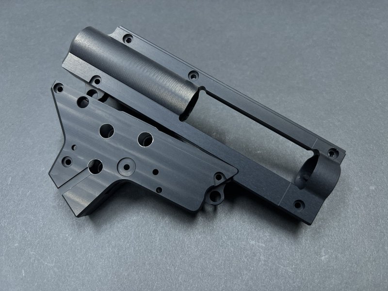 レトロアームズ CNC Split Gearbox V2 - QSC RETRO Arms CNC Split Gearbox for V2 / M4 Airsoft Rifles | 8mm
