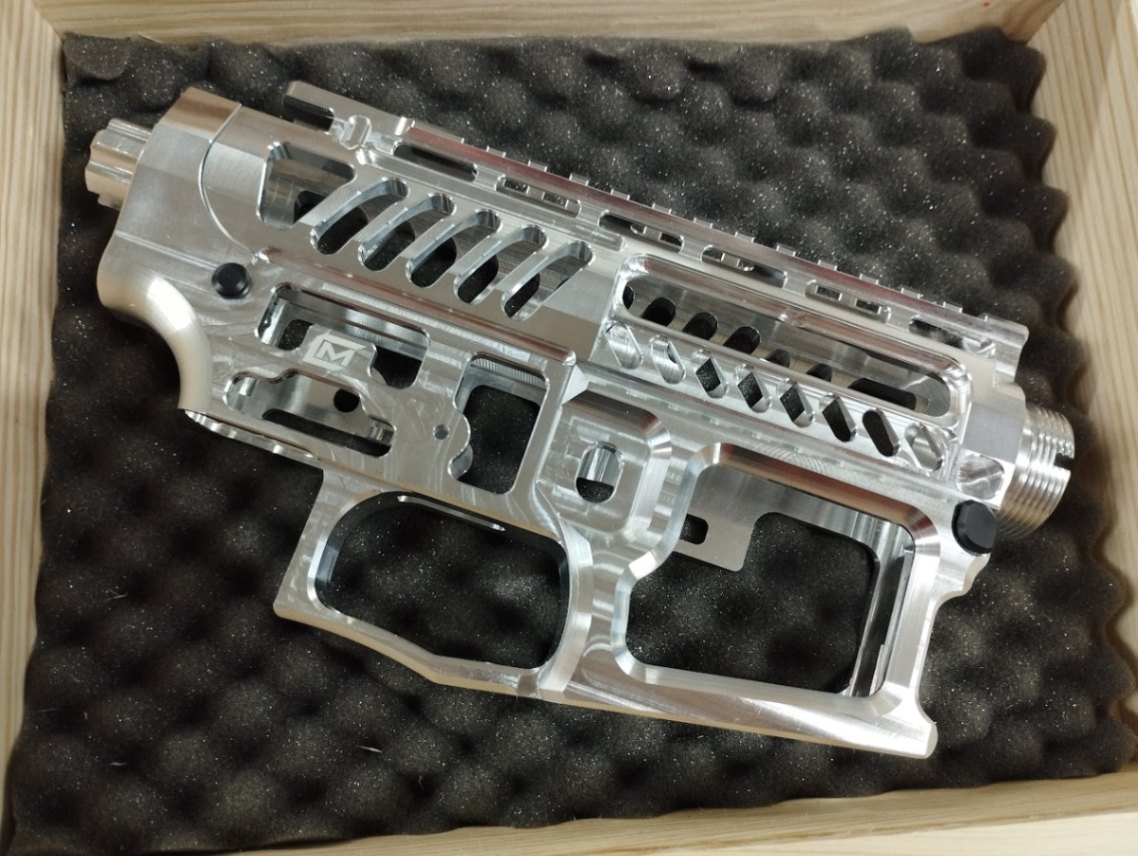 MANCRAFT製 M4/AR15 スピードソフトボディ シルバー | 外部