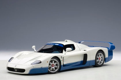 AUTOart 1/18 MASERATI MC12 ROAD CAR 