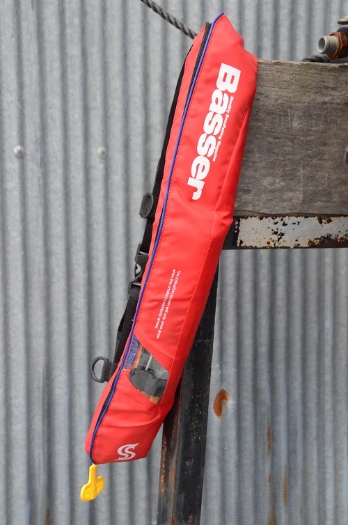 Basserロゴ入り膨脹式ライフジャケット（水感知機能付き