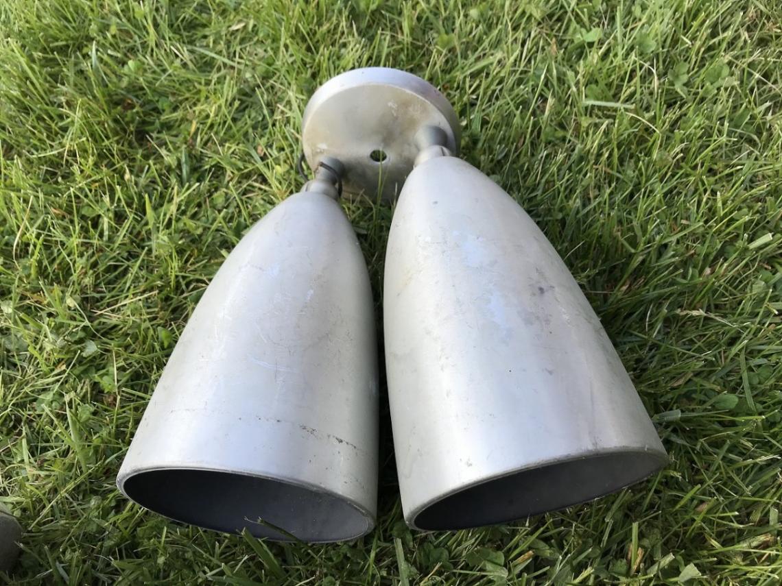 ダブルコーンブラケットランプ