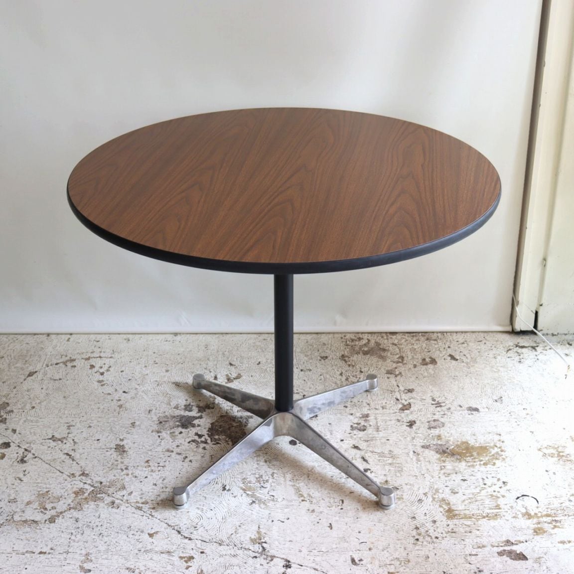 ハーマンミラー社製ラウンドテーブル