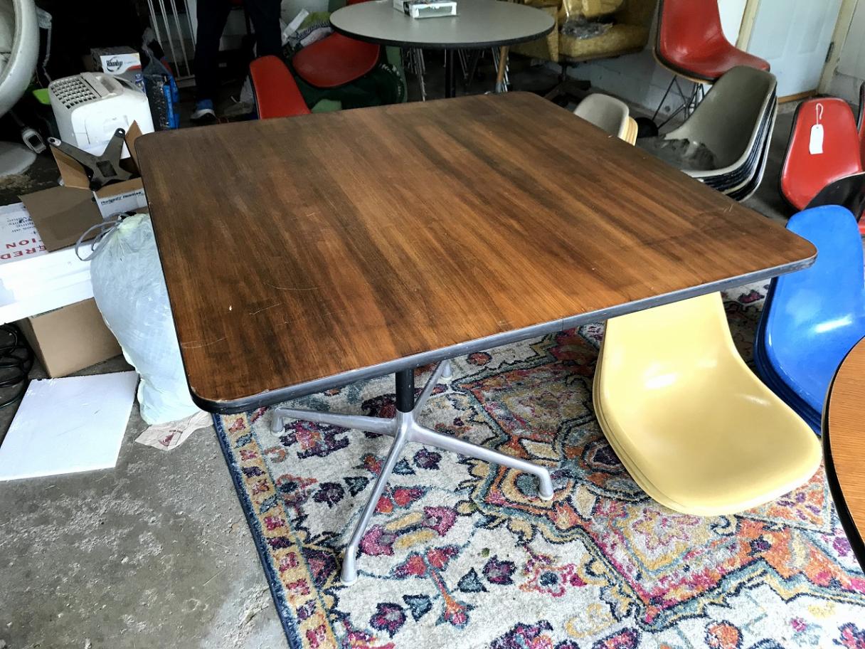 ハーマンミラークスエアテーブル　ウォールナット突板1060角