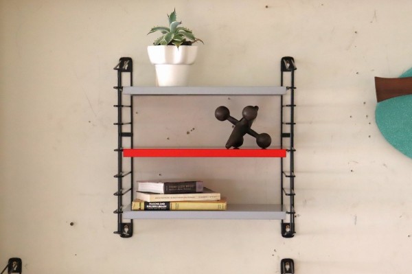 TOMADO社製ウォールシェルフ(グレー・レッド) | ウォールアイテム