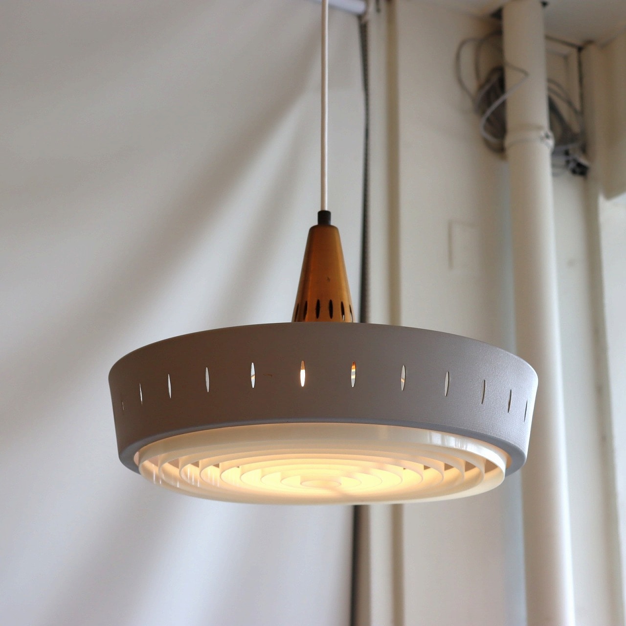 ルーバーペンダントランプ