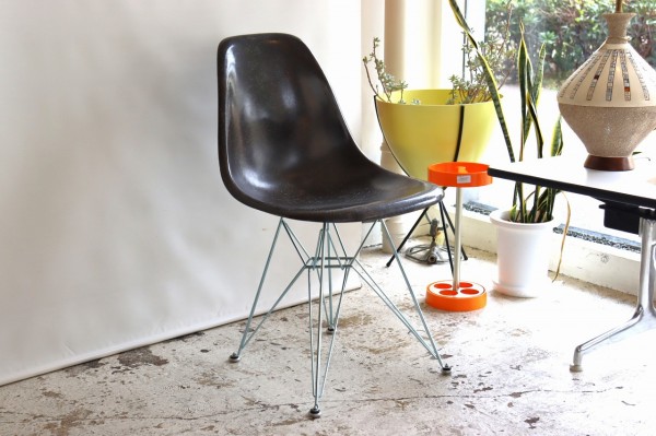 ハーマンミラー社製イームズ サイドシェルチェア(ダークトーンFRP