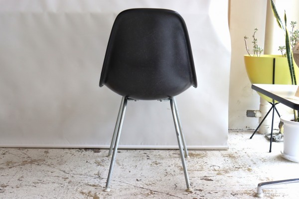 ハーマンミラー社製イームズ サイドシェルチェア ナウガブラック