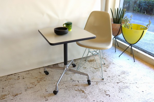 ■希少品■ herman miller ハーマンミラー社製 キャスターテーブル ハーマンミラー社製キャスターテーブル | TABLE | パームスプリングス