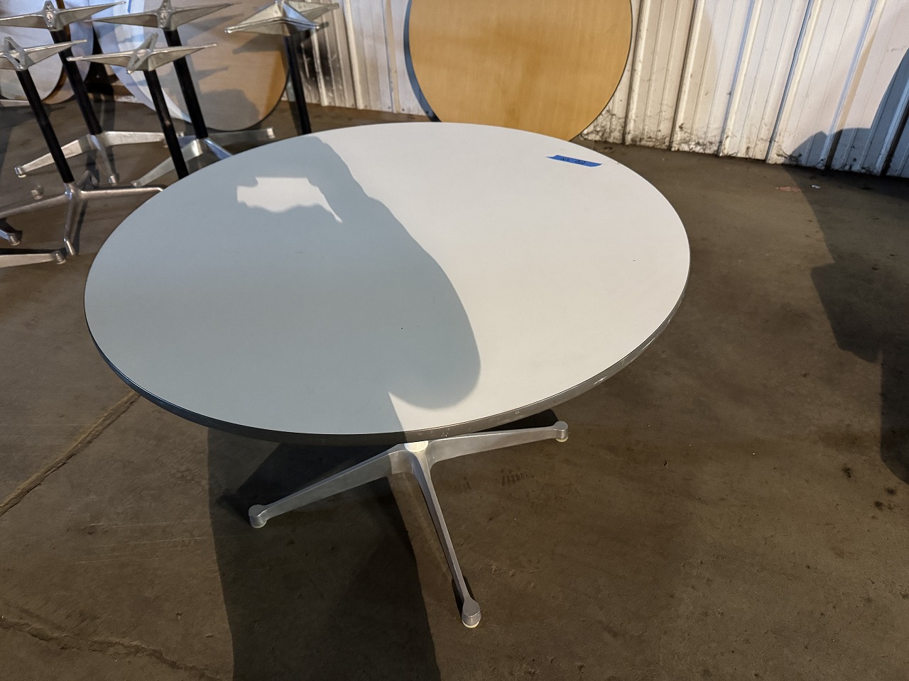 ハーマンミラーラウンドテーブル