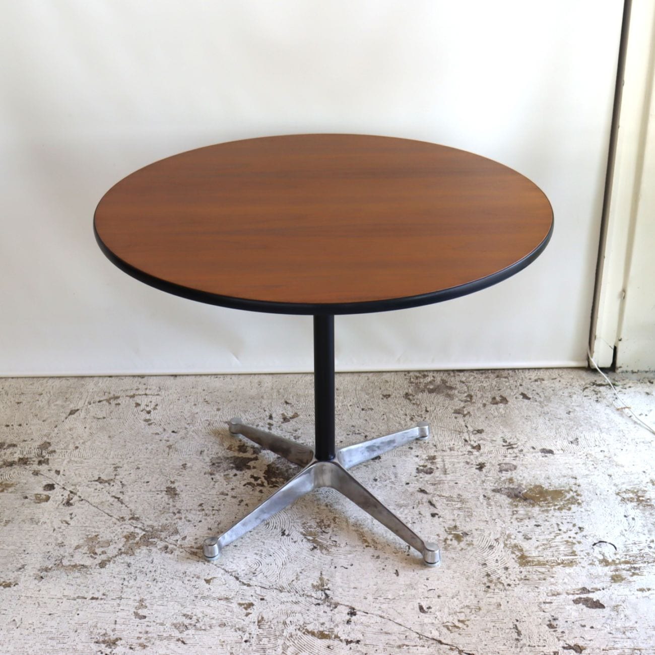 ハーマンミラー社製ラウンドテーブル