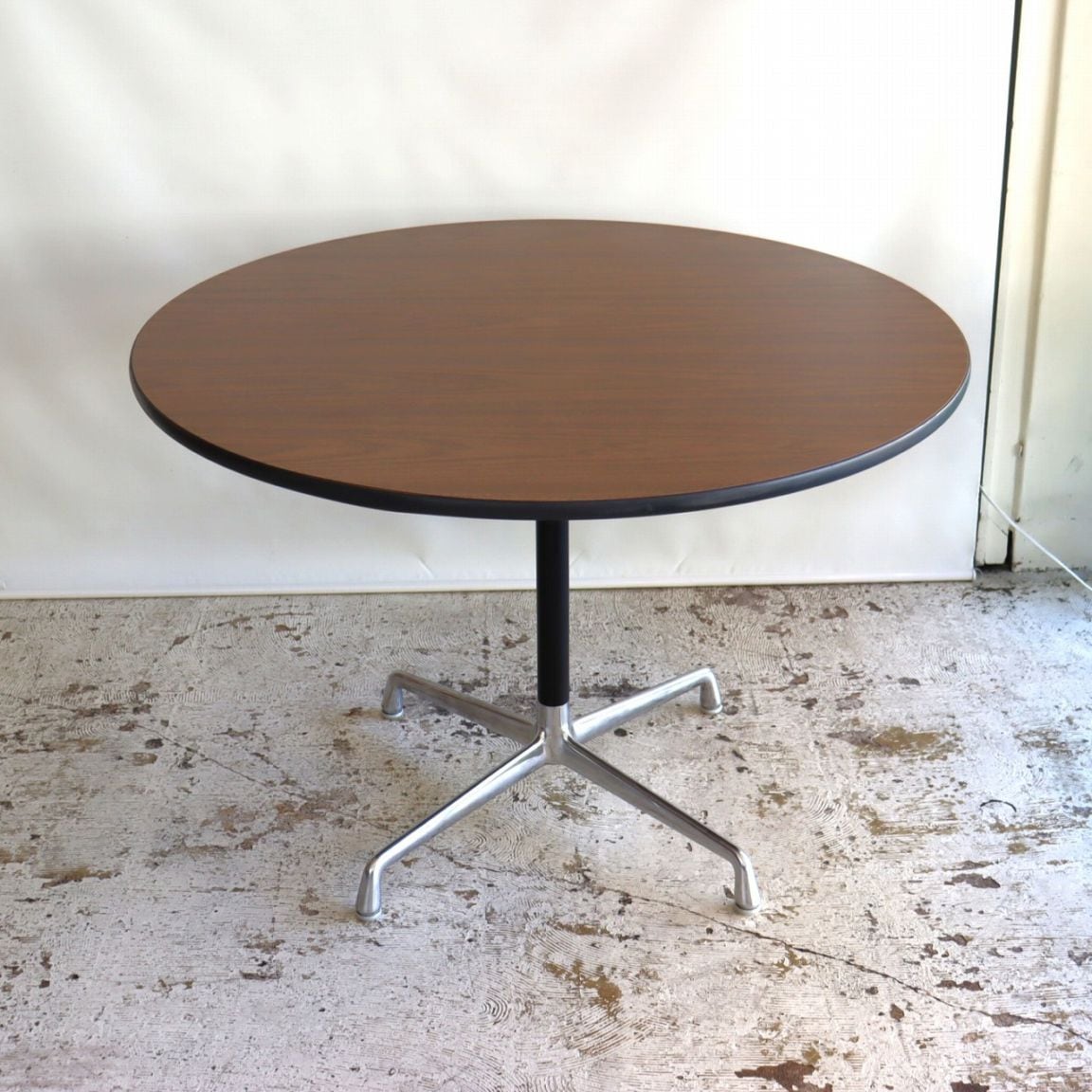 ハーマンミラー社製アルミナムベースラウンドテーブル