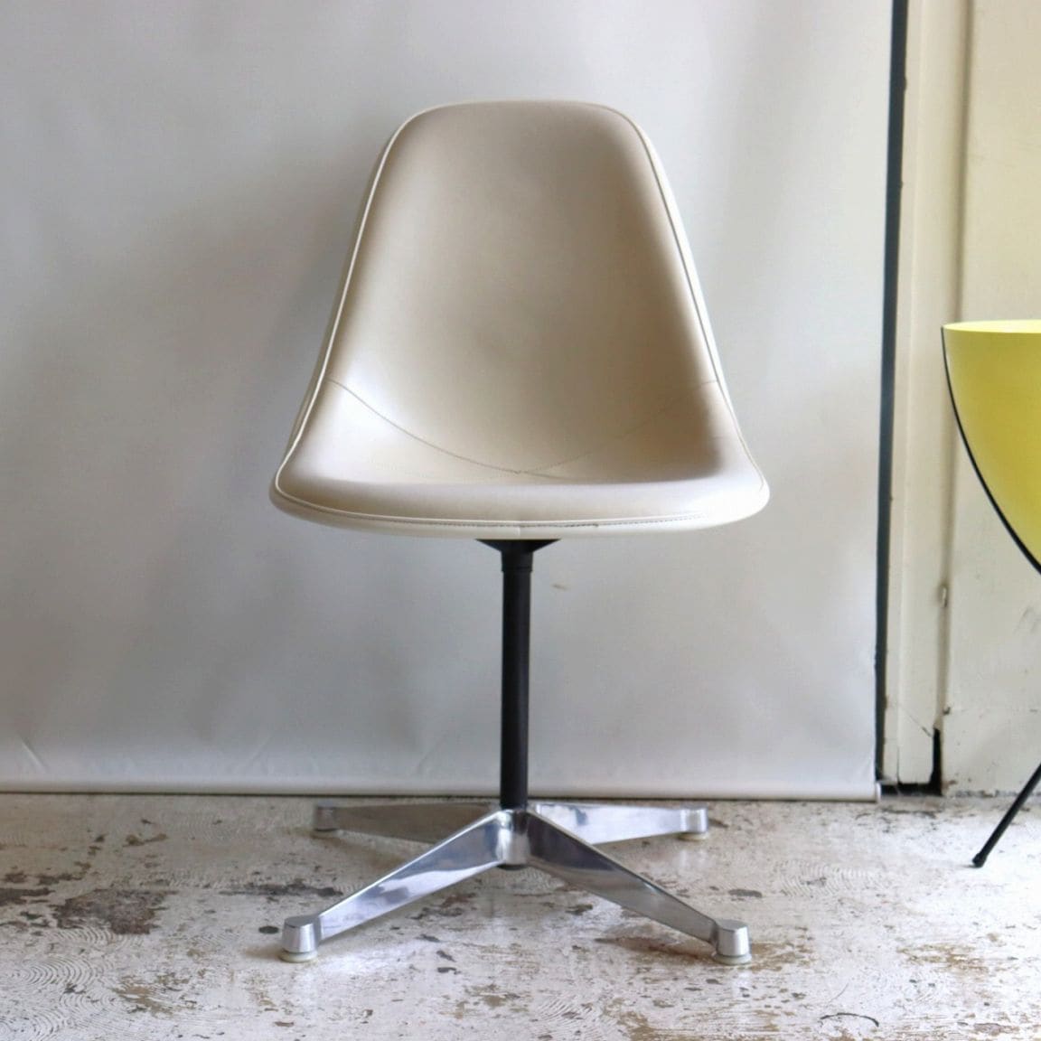ハーマンミラー社製イームズ サイドシェルチェア(ナウガアイボリー)