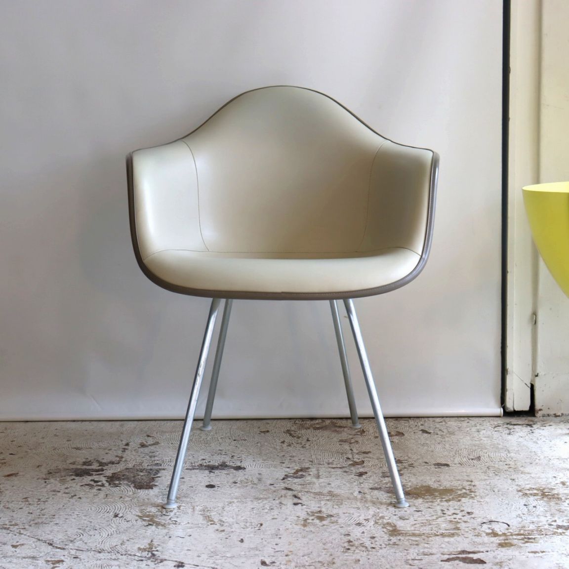 ハーマンミラー社製アームシェルチェア(ナウガアイボリー)