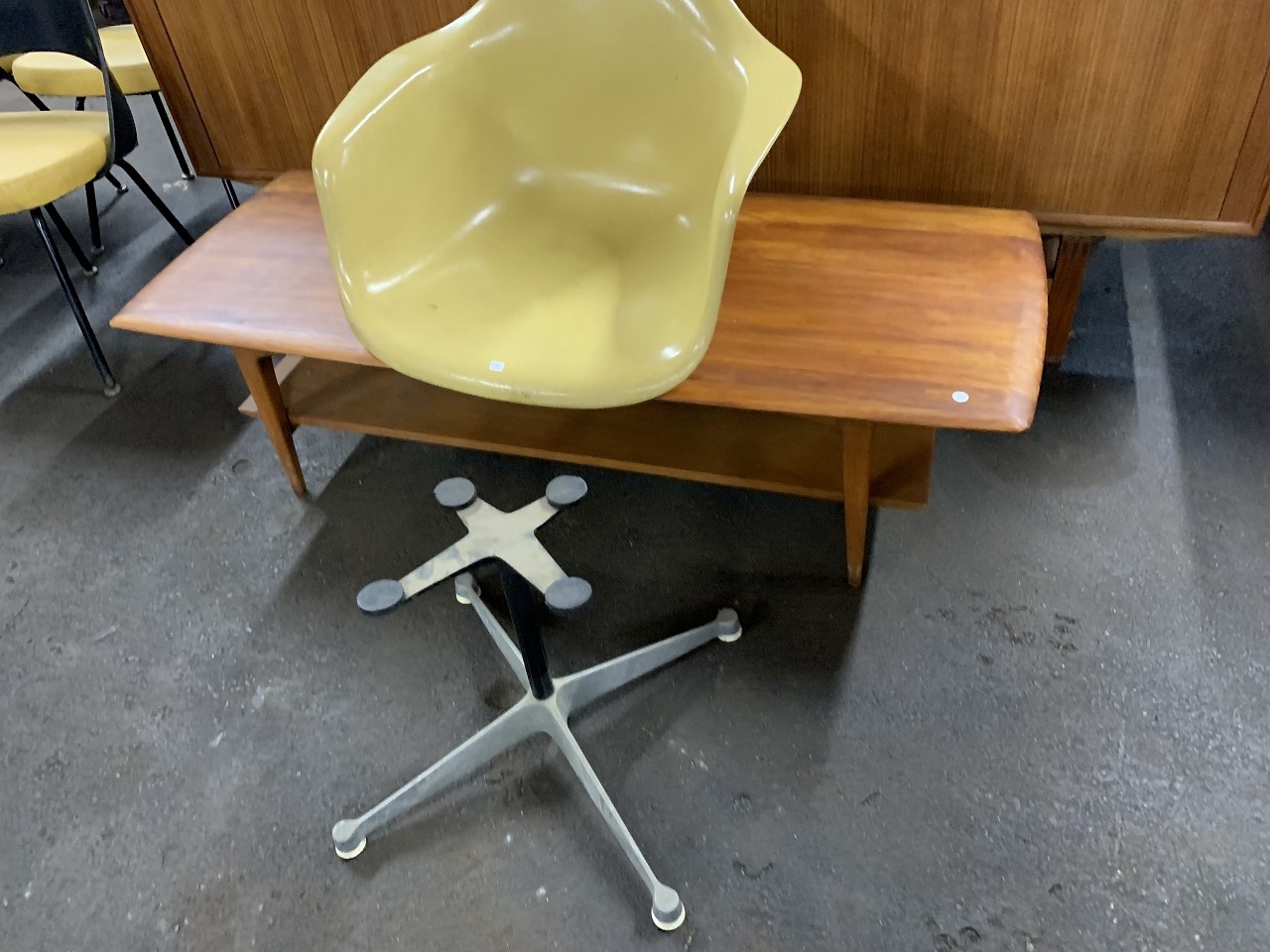 イームズアームチェア