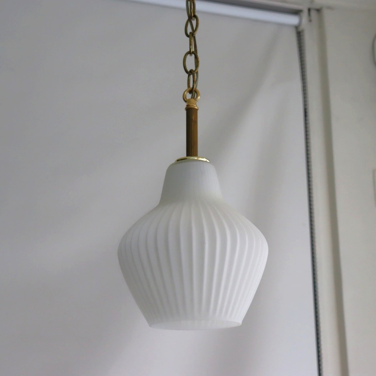 ホワイトガラスペンダントランプ