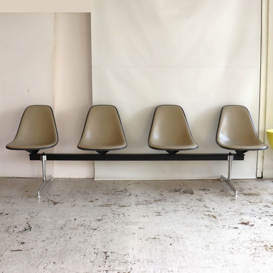 ハーマンミラー社製タンデムベース+4シート(ナウガベージュ)