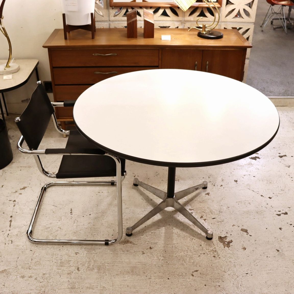 ハーマンミラー社製コントラクトベースラウンドテーブル