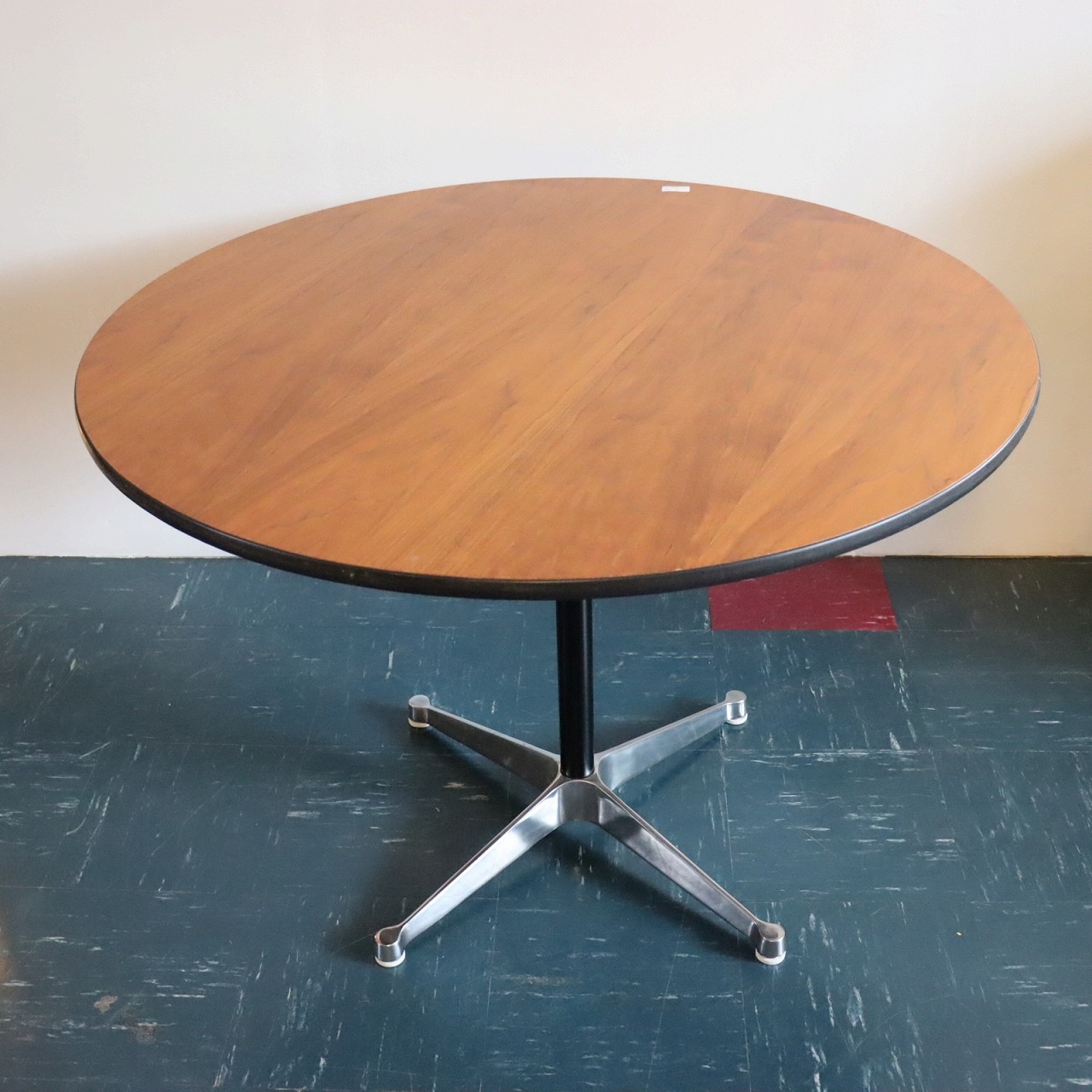 [HOLD]ハーマンミラーラウンドテーブル　ウォールナット突板Φ1060