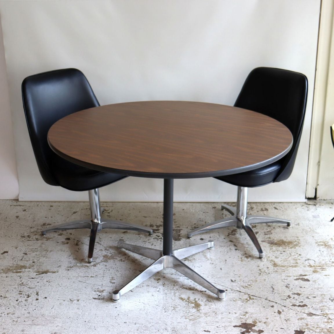 ハーマンミラー社製ラウンドテーブル　ダイニングチェア2脚