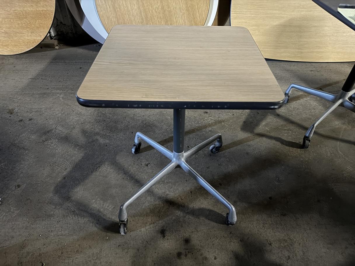 ハーマンミラーキャスターテーブル