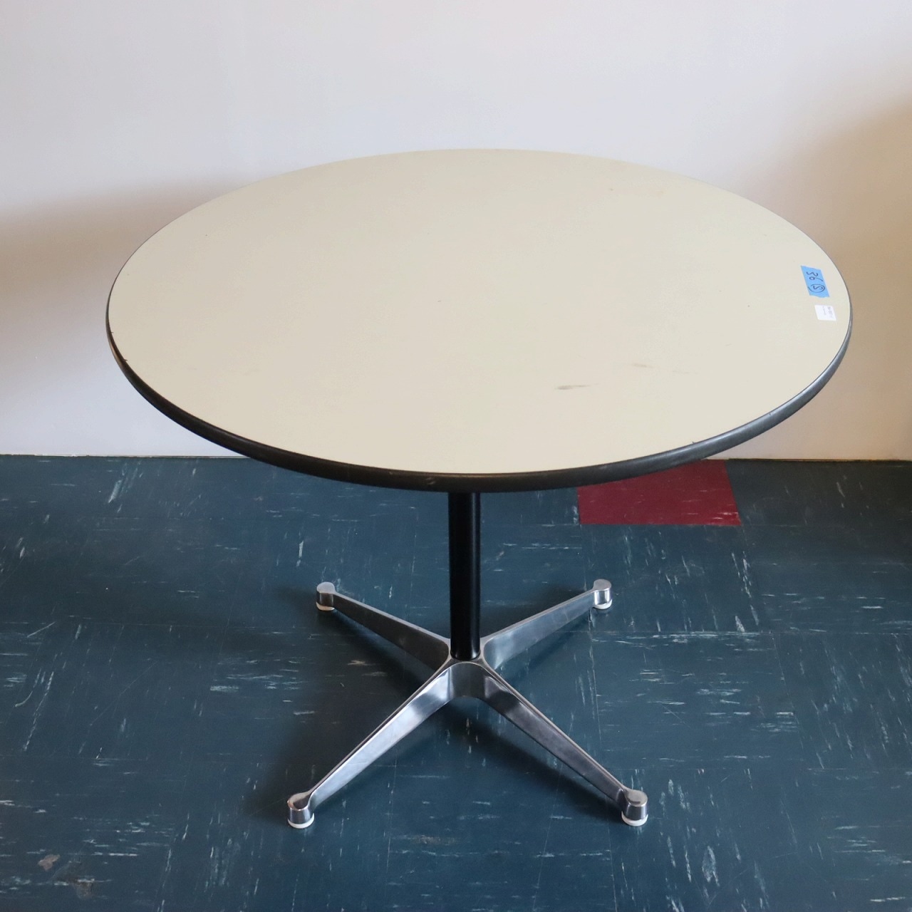 ハーマンミラーラウンドテーブル　白メラミンΦ910