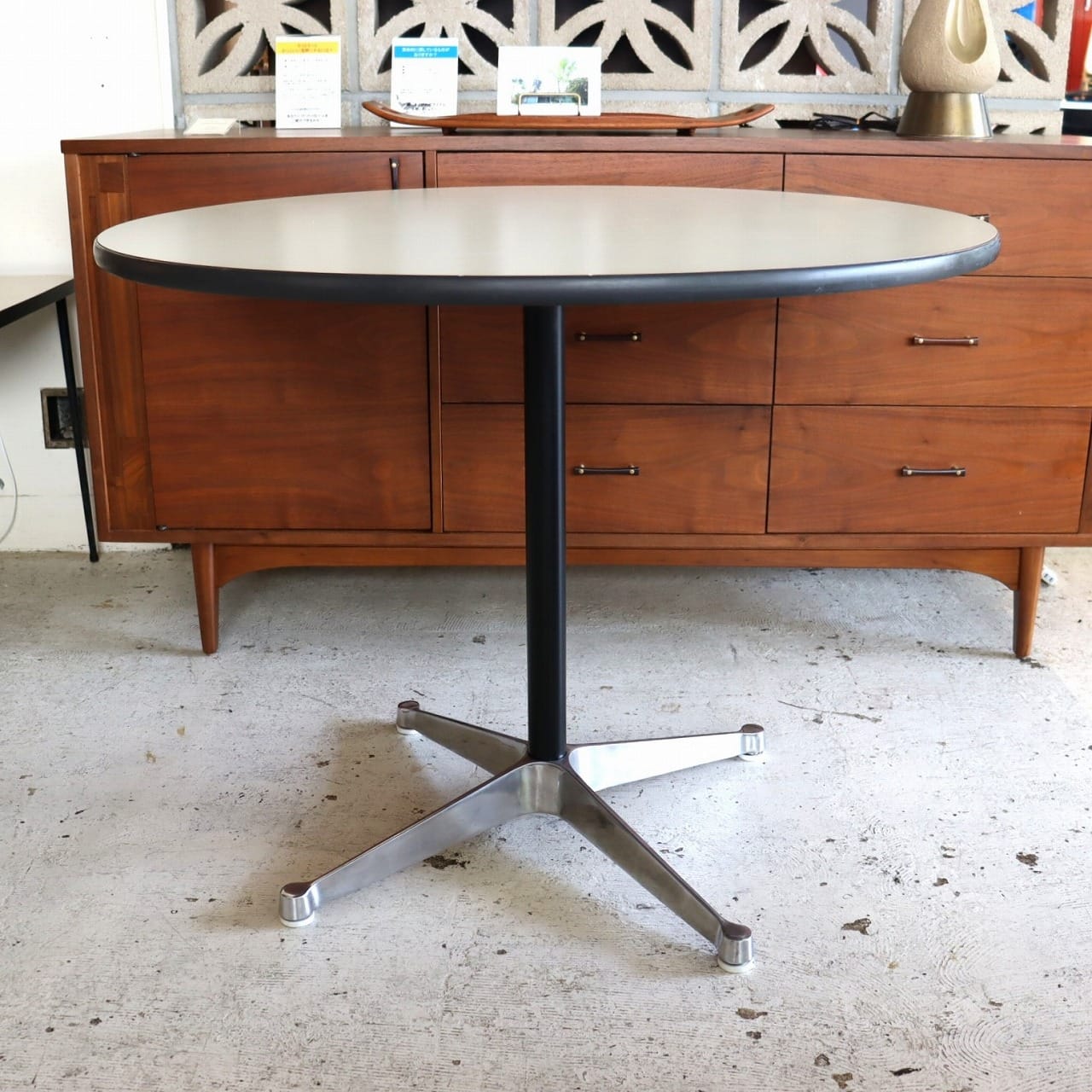 ハーマンミラー製ラウンドテーブル