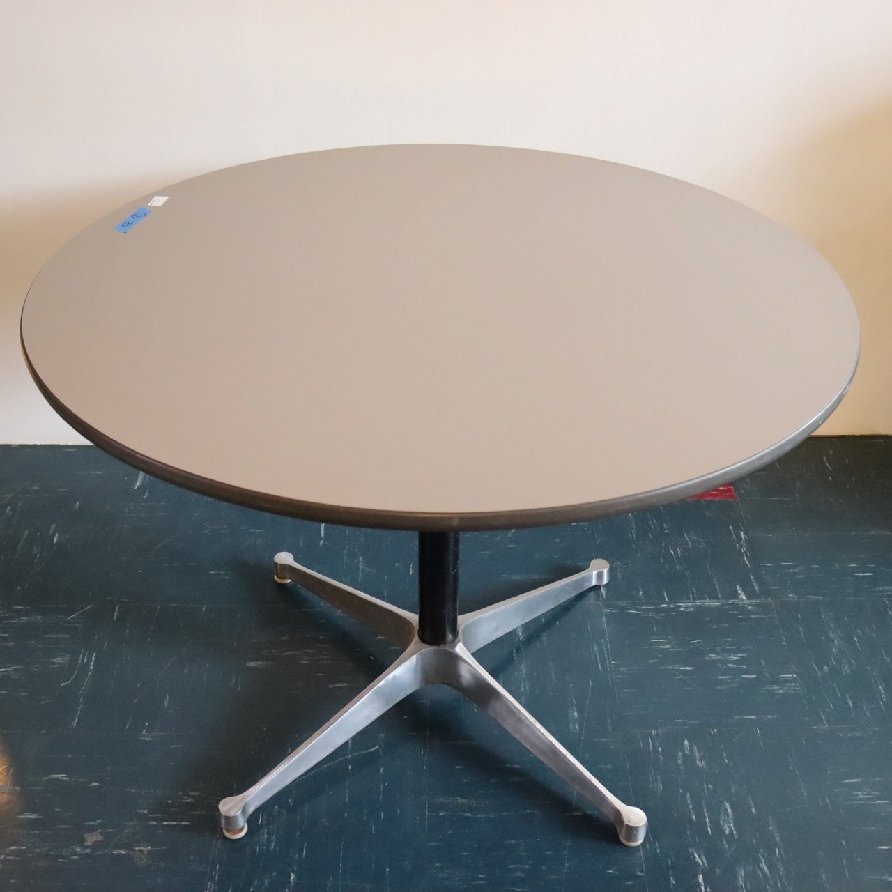 ハーマンミラーラウンドテーブル　グレーメラミンΦ1060