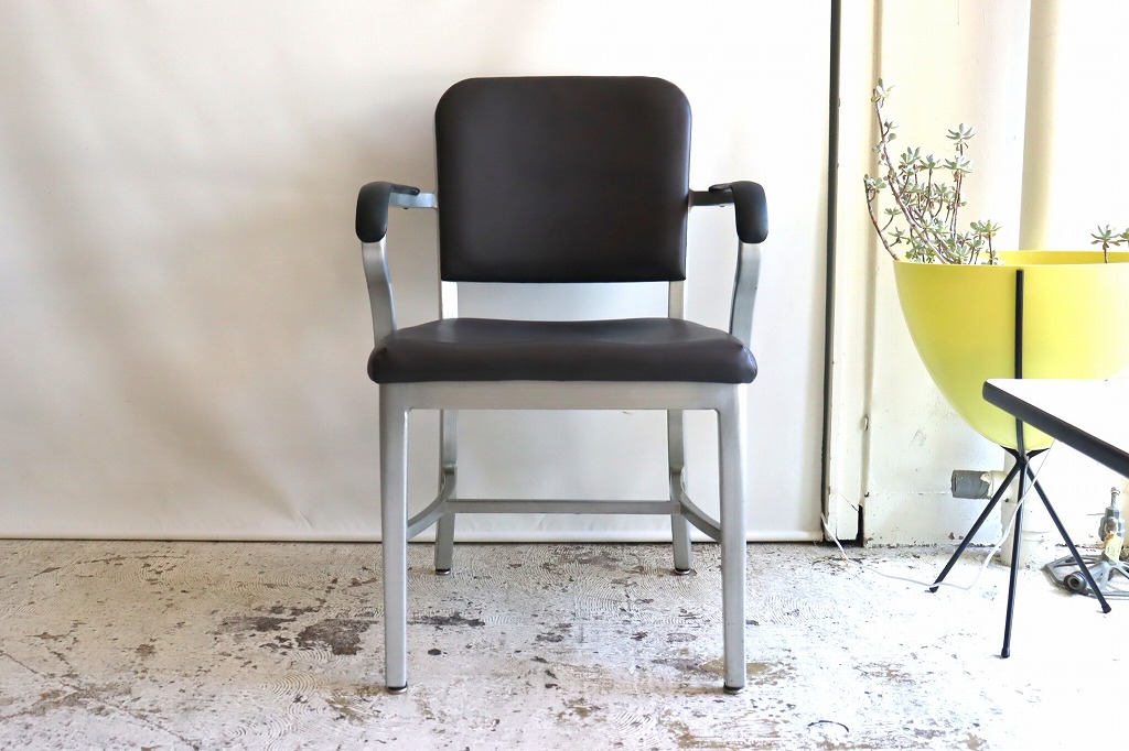 グッドフォームアームチェア