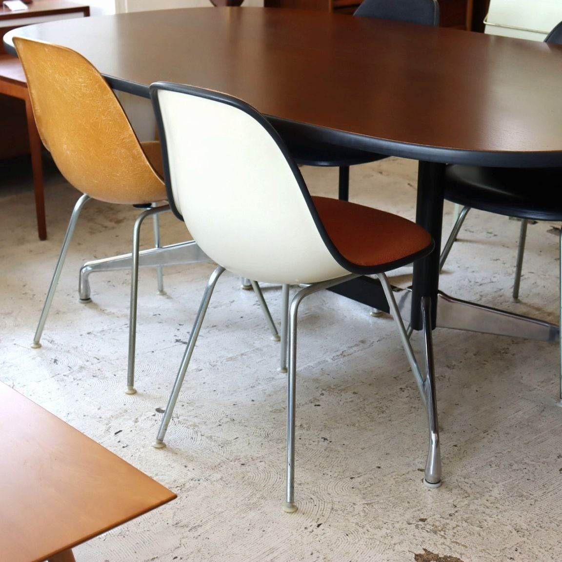 ハーマンミラー社製イームズ サイドシェルチェア（ファブリックパープル） ハーマンミラー社製イームズ サイドシェルチェア(ジラードファブリック