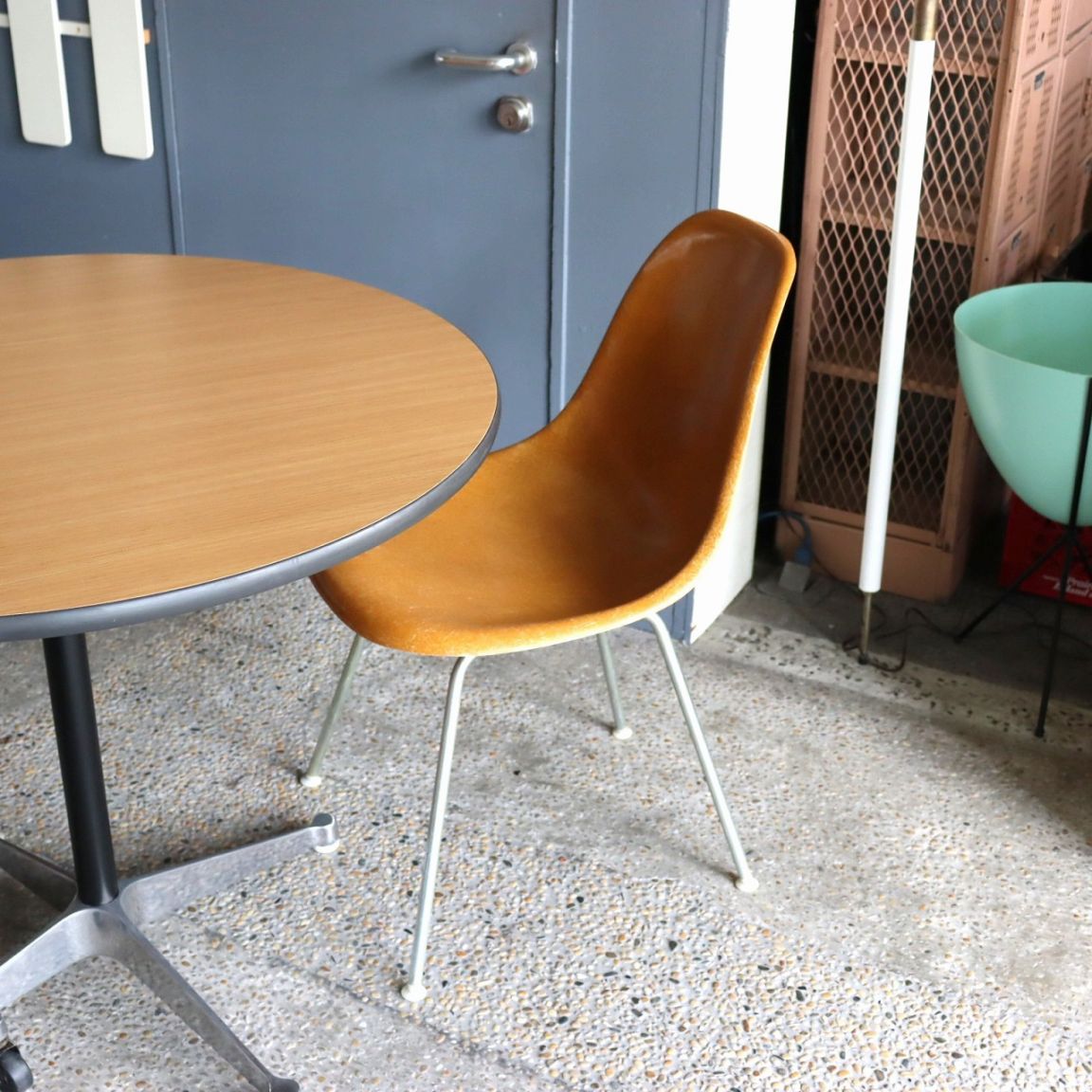 ハーマンミラー社製イームズ サイドシェルチェア(オークルダークFRP