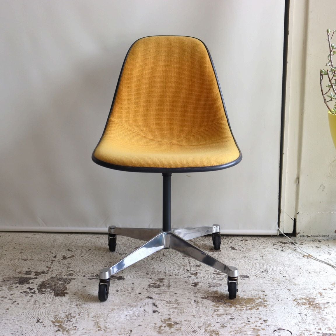 ハーマンミラー社製イームズ サイドシェルチェア(ジラードファブリック