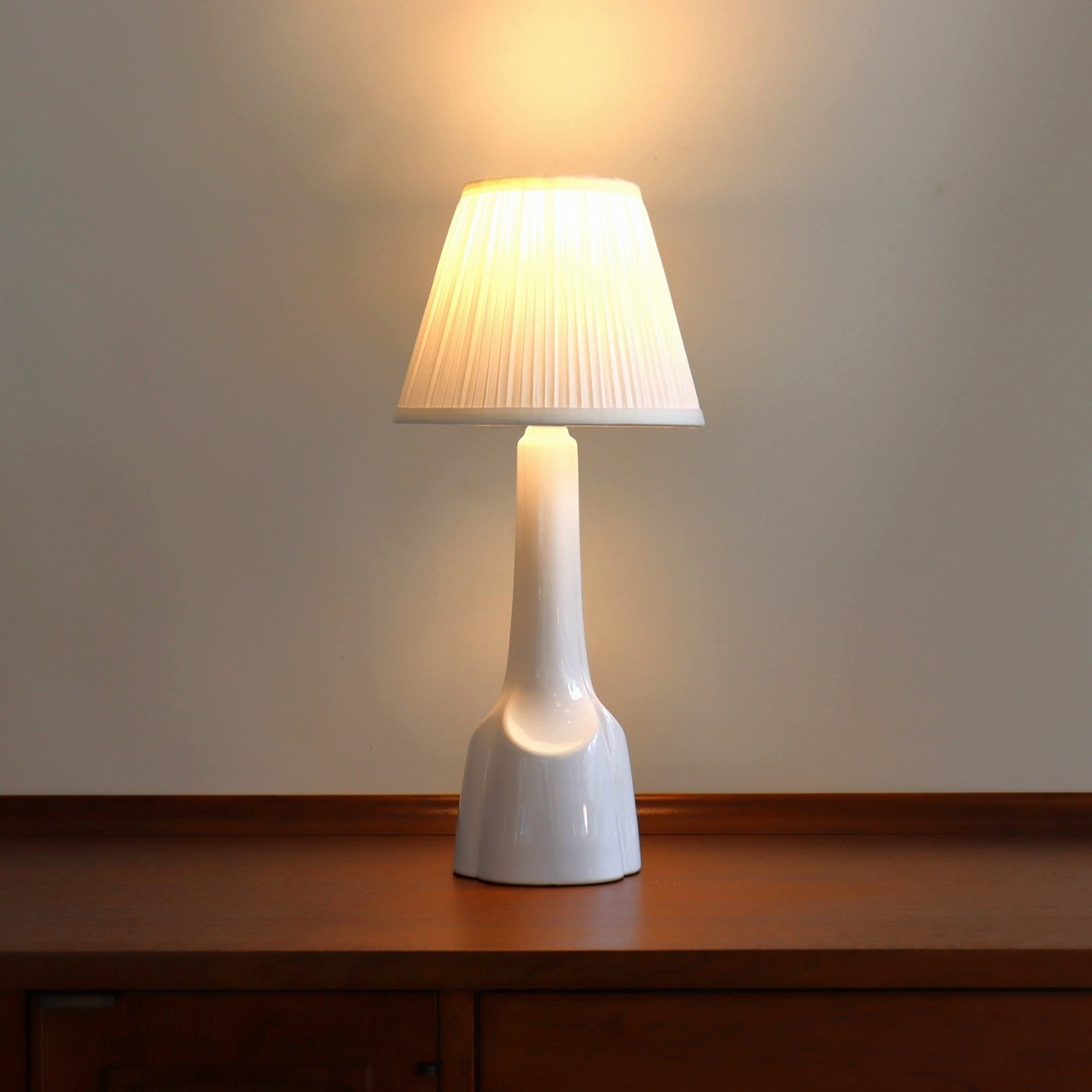 スーホルム社製ポタリーテーブルランプ